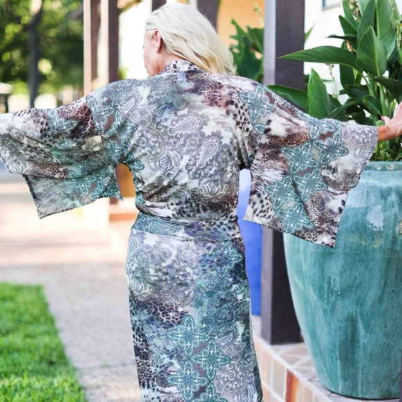 NWT Save The Faith Animal Medallion Kimono - Picture 8 of 13